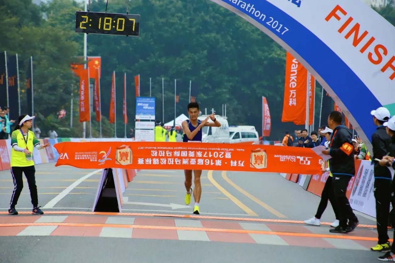11月26日,2017东莞国际马拉松赛上,马拉松助手专栏作家关思杨以2小时