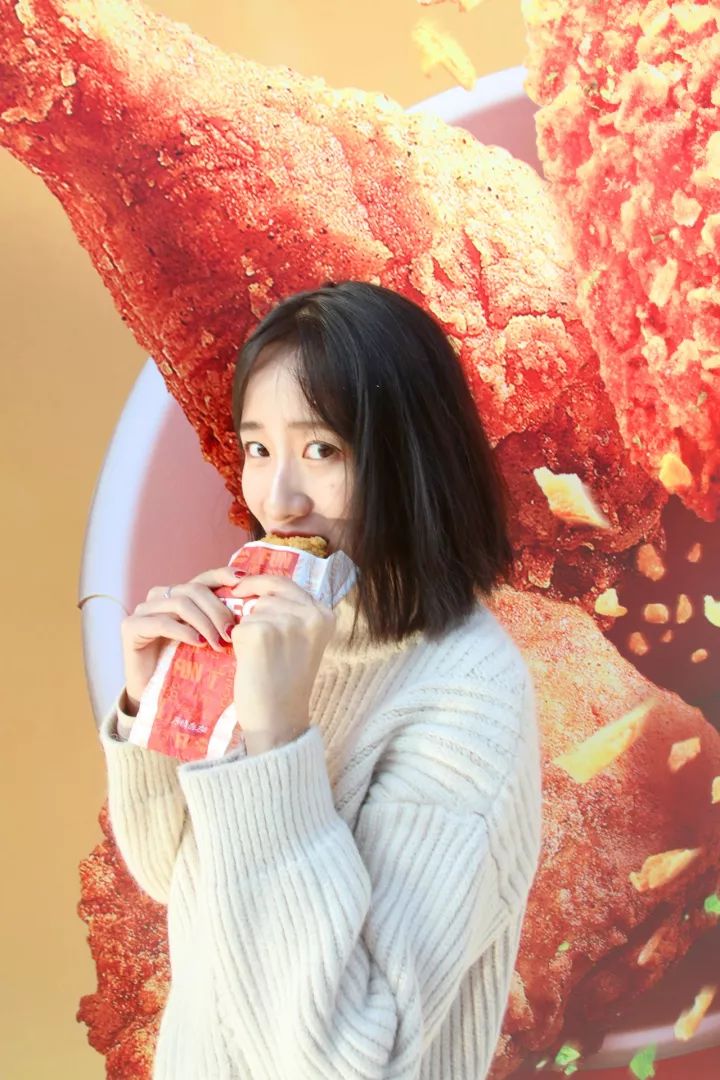 就连花样滑冰运动员相光耀也来为炸鸡打call啊,不行了,口水都流下来了