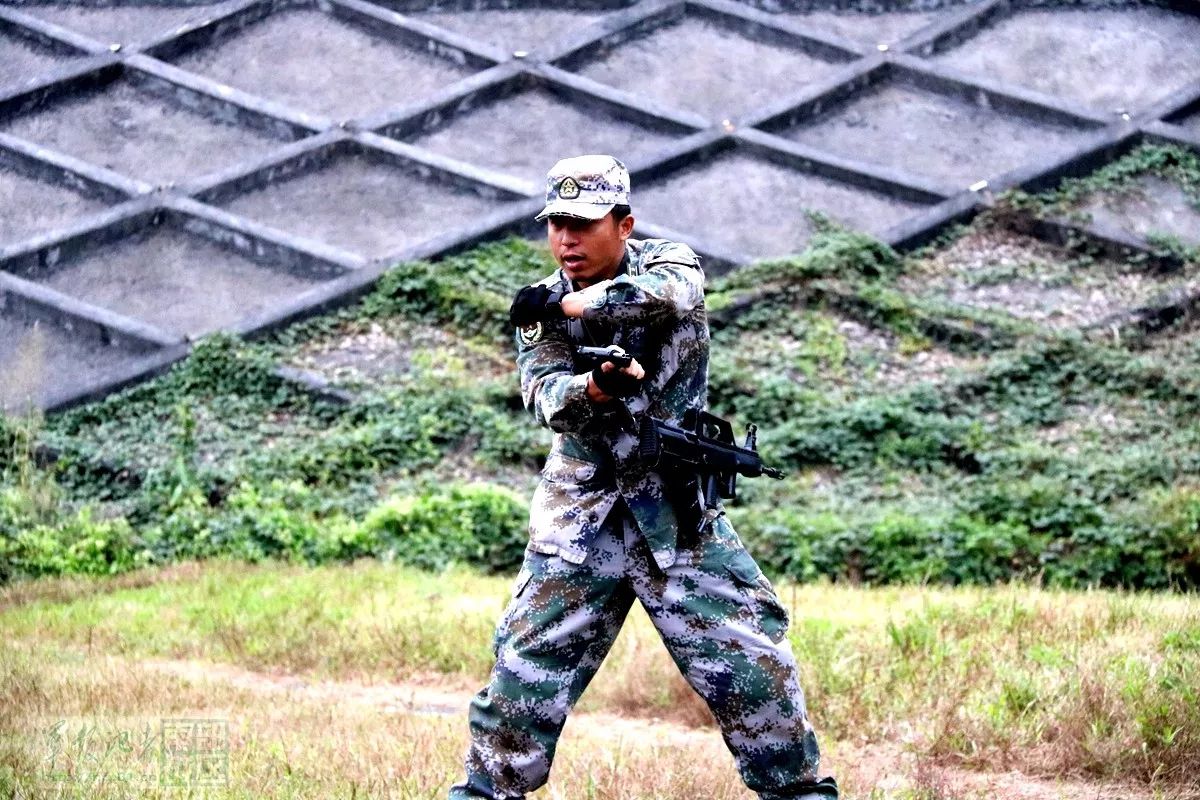 教員示範講解▲行進間射擊▲對人質靶進行射擊▲步槍手槍連續速射一