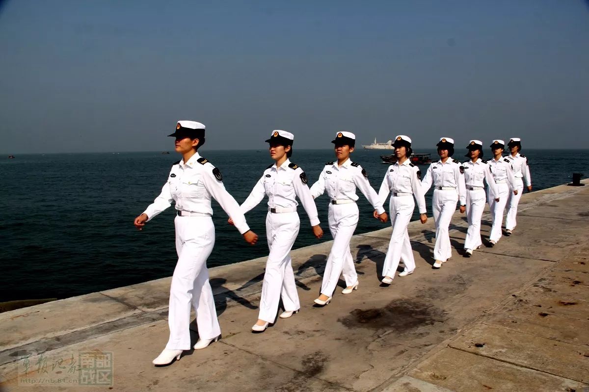 参观结束后,女兵们在飞行甲板上纷纷合影留念,带着不舍在向军旗敬了一