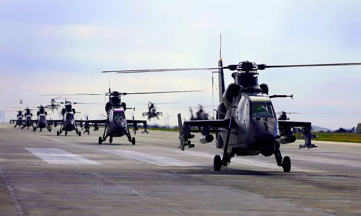 肖华从望远镜里看到三角翼像断了线的风筝一样摇摇摆摆地往下掉时,心