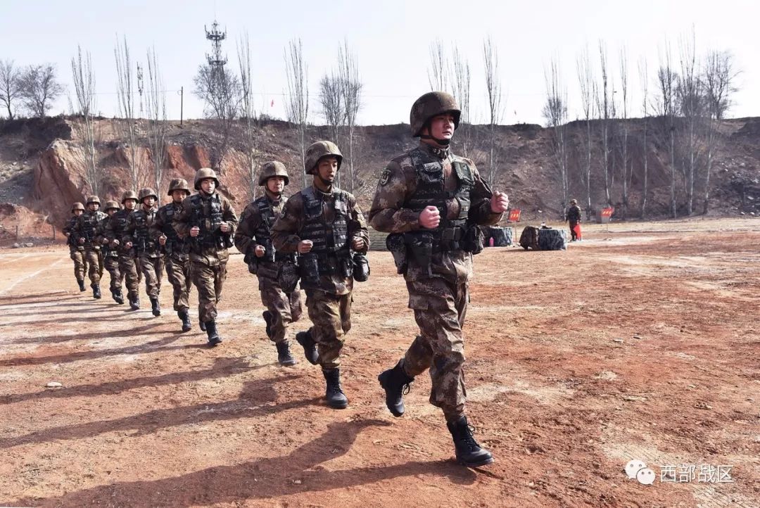 第76集团军某旅开启士兵手枪实弹射击训练模式