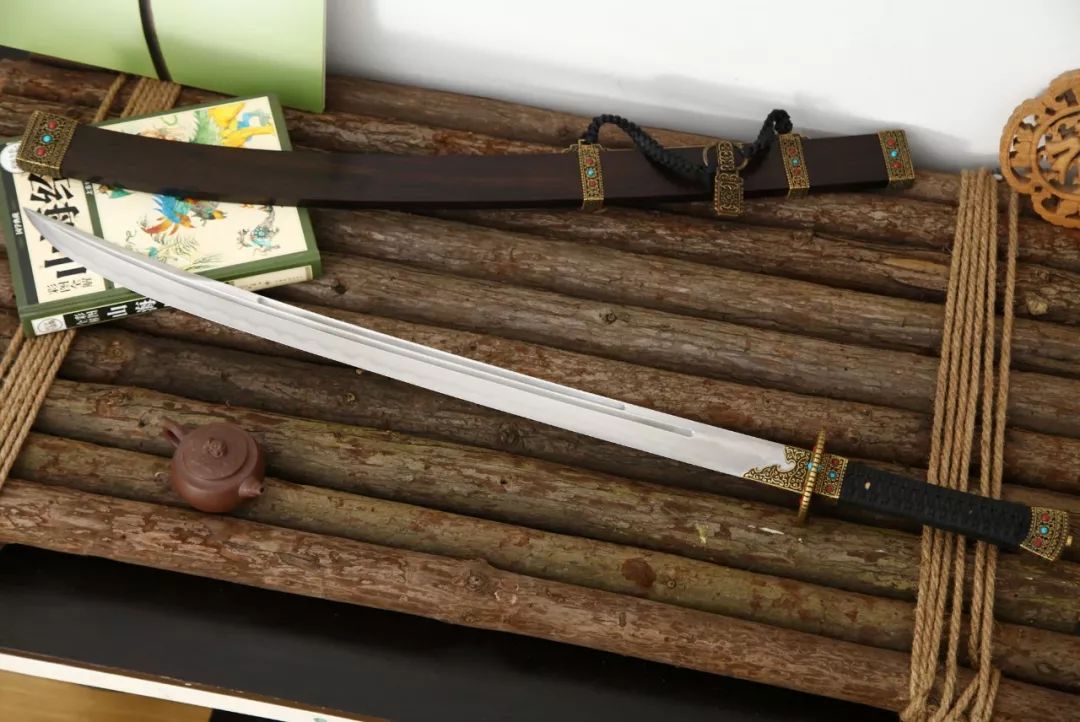 至于民间的刀型更是多样,只单刀一种,就有腰刀,柳叶刀,雁翎刀,厚背