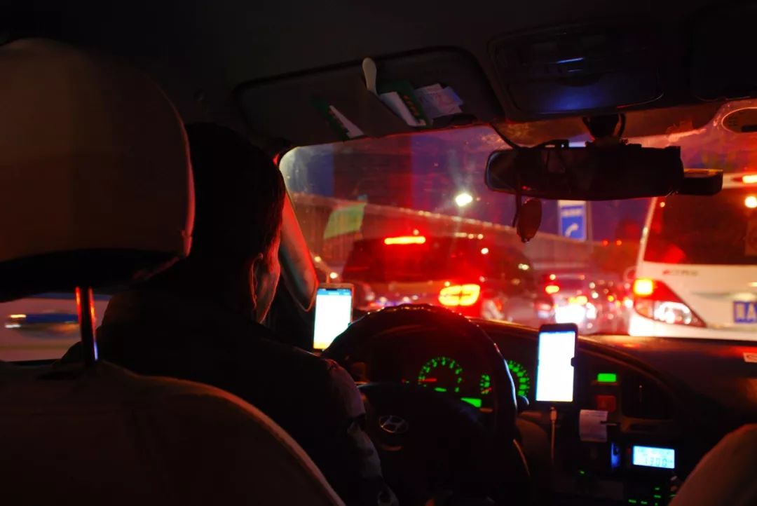 涨价的方式主要分为两种——第一种是在平时打车费基础上直接加收2元