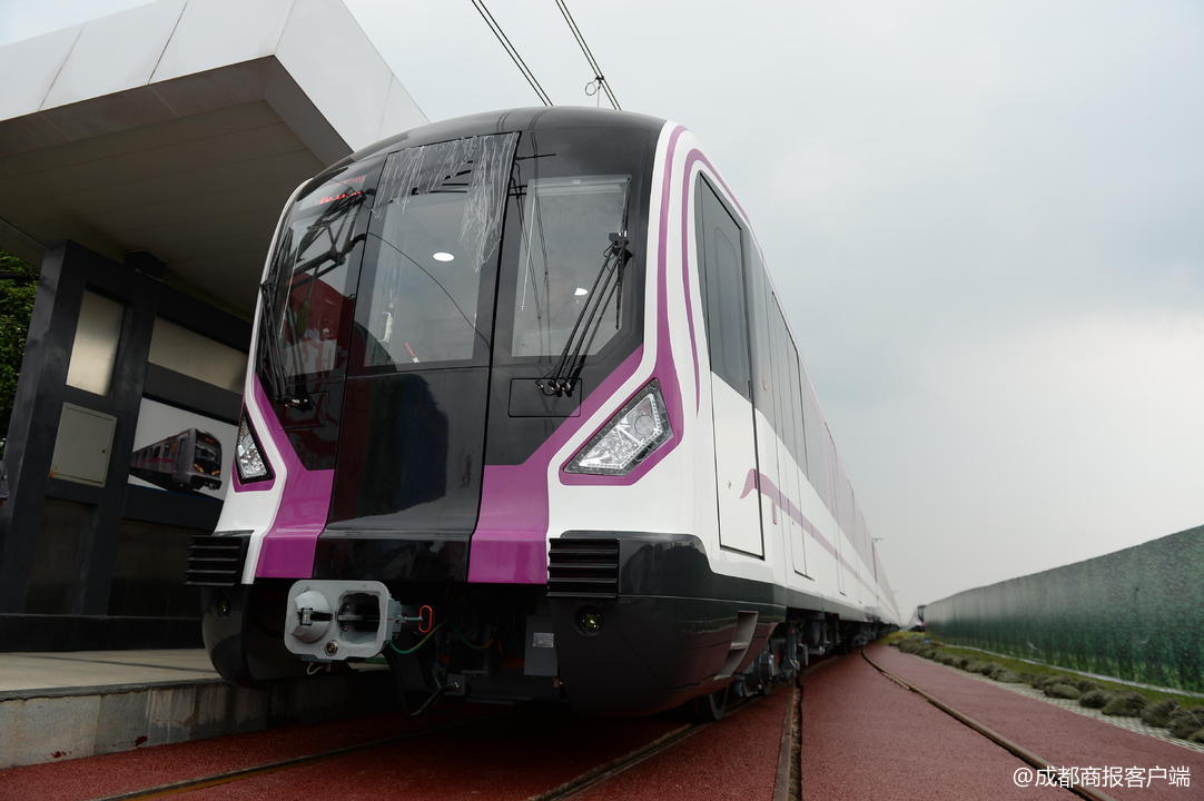 成都紫色地铁5号线列车首次亮相