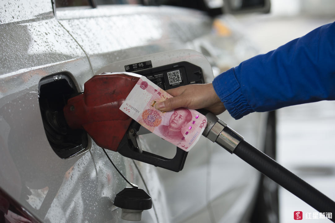 国内油价迎近4年最大降幅加满一箱油少花20元