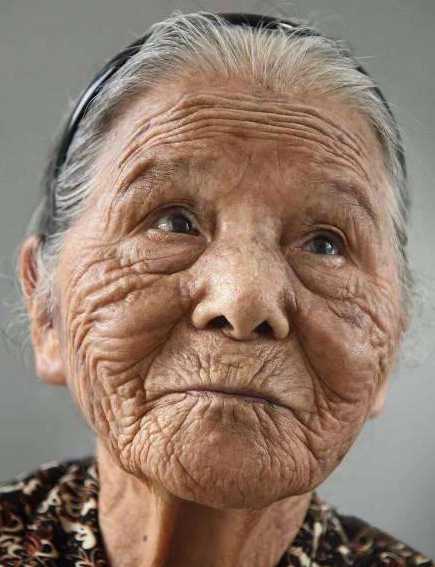 德国摄影师专拍百岁老人衰老也是一种美