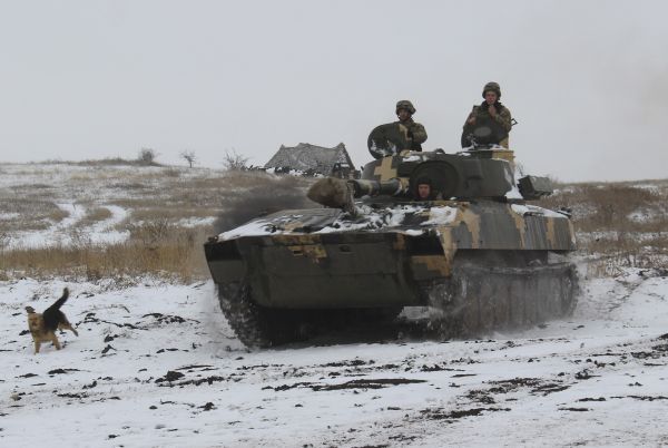  2018年11月26日，在乌克兰东部，一辆乌克兰军队步兵战车在行进中。（美联社）