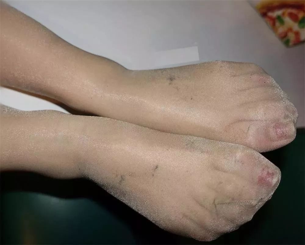 不仅如此,下雨天,下雪天就算再小心还是会弄脏丝袜,又脏又湿还紧贴