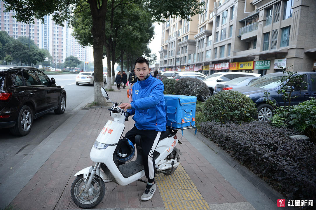 成都外卖小哥晚上街头唱歌走红 网友惊艳:送外卖才是副业吧!