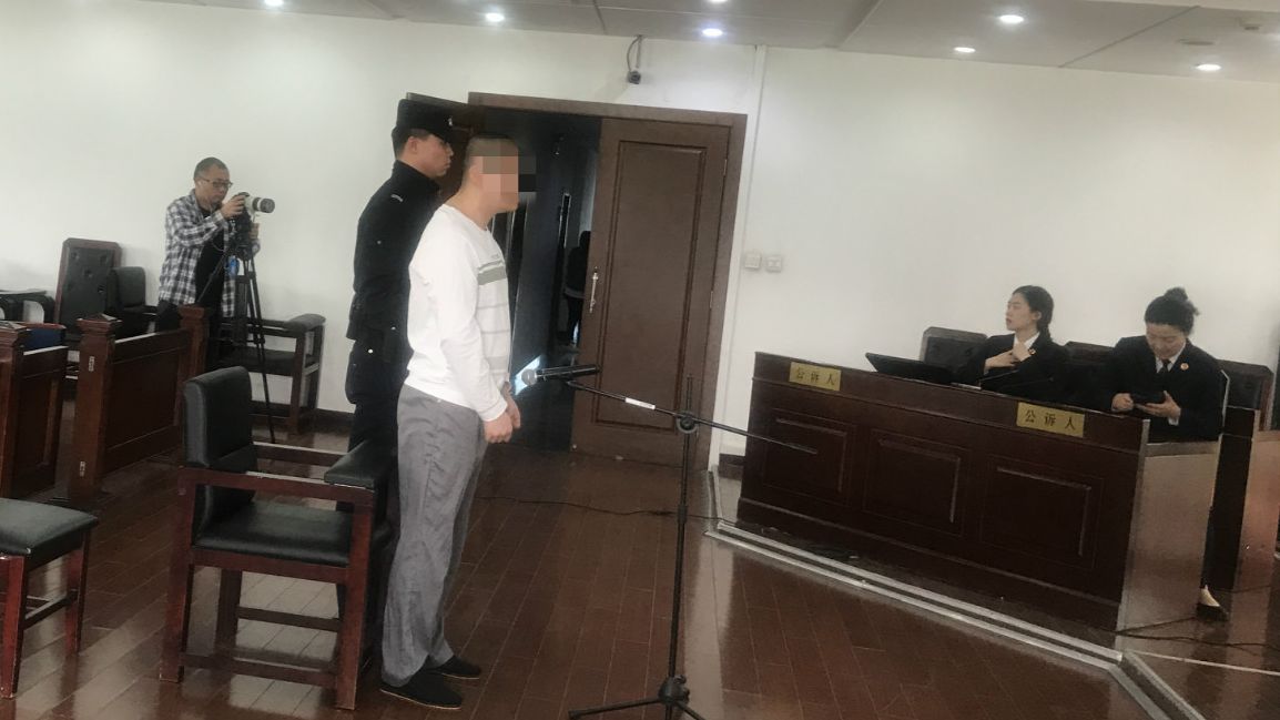 上午九点半，盖某被带进法庭。新京报记者 刘洋 摄