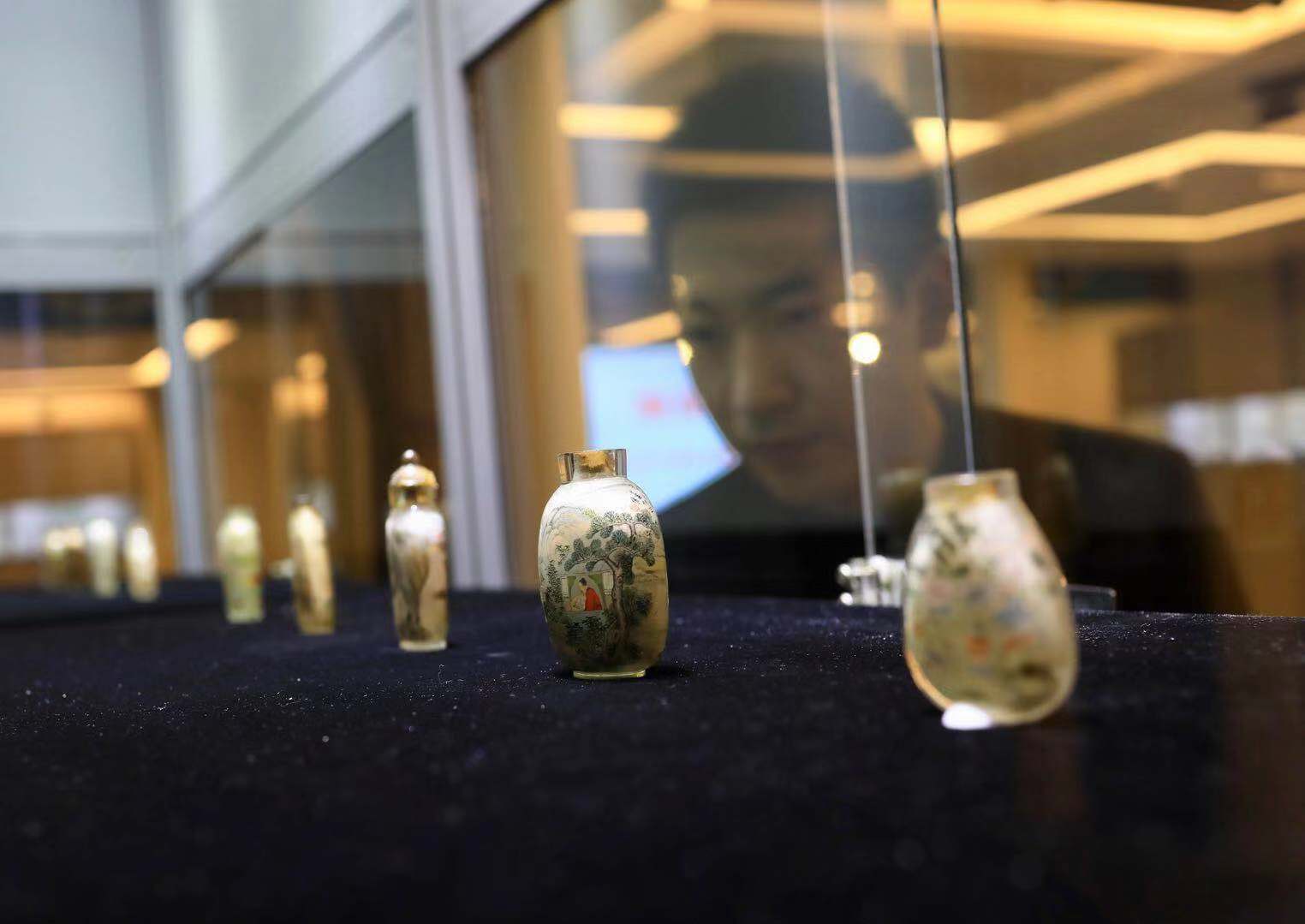 鼻煙壺 中國美術 琉璃 雞油黃 時代（清末〜民国） 鼻煙壺 中國美術 琉璃 雞油黃 時代（清末〜民国）