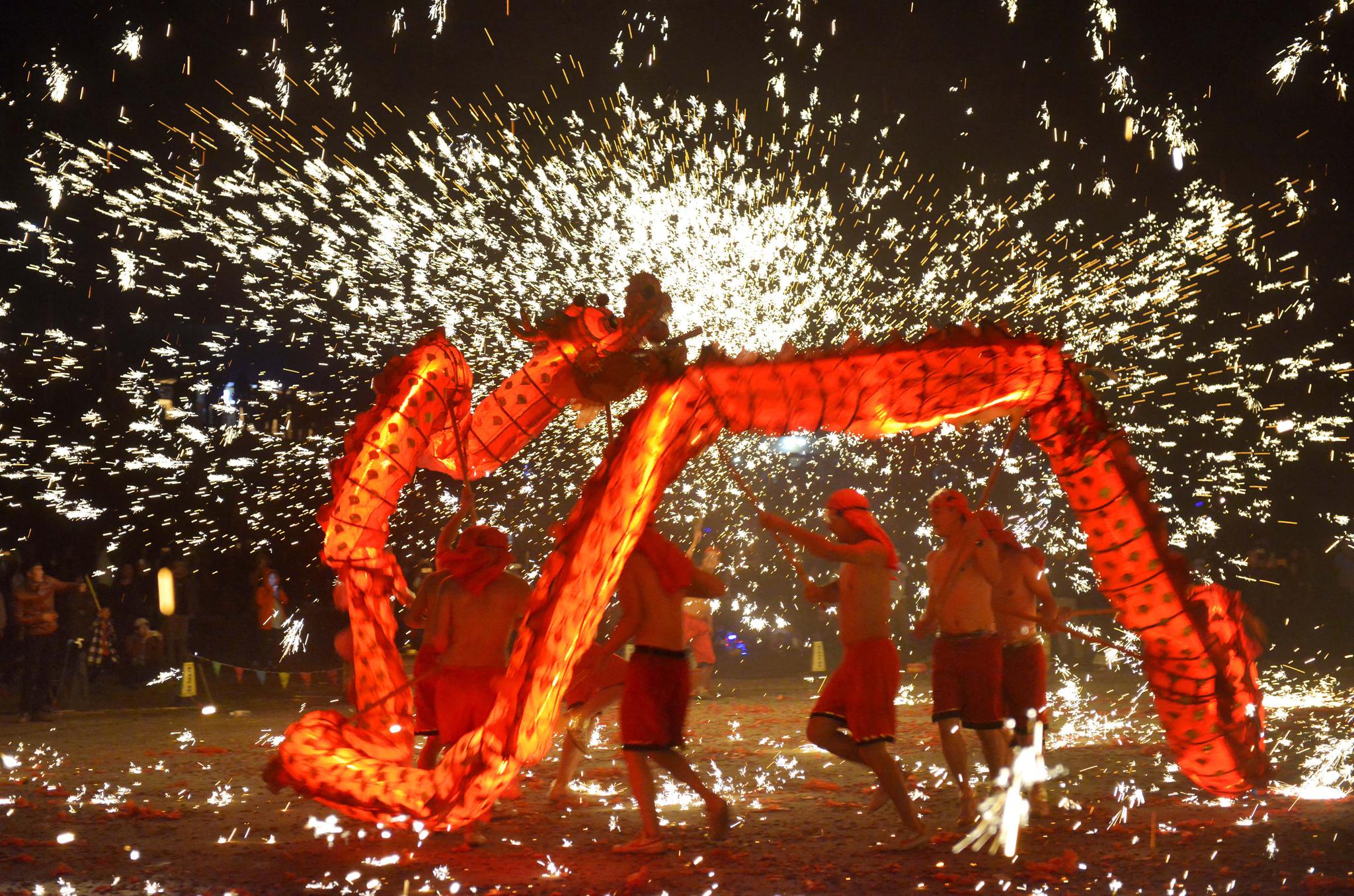 贵州普定:非遗"铁水冲龙"引游人