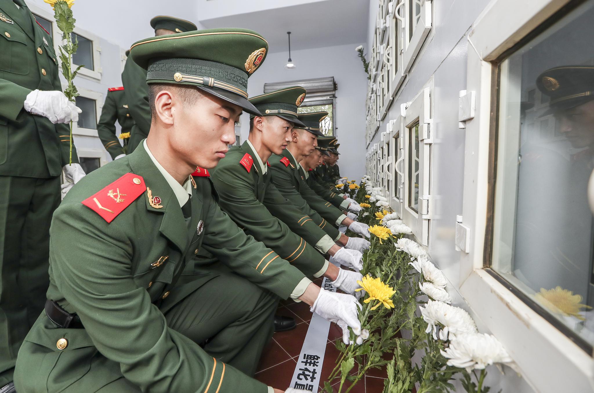 重庆武警国庆前夕深切缅怀邱少云杨暗公烈士