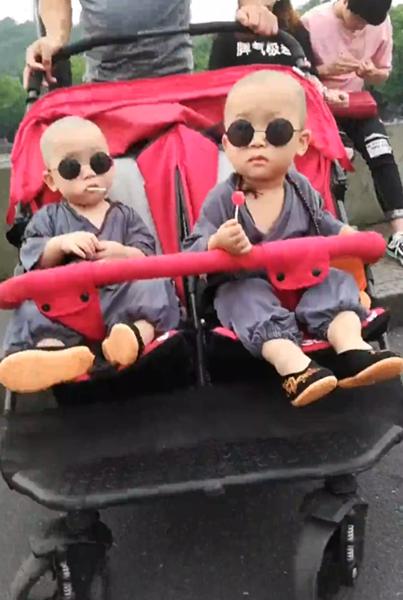 身穿僧袍戴墨镜!西湖边双胞胎"小和尚"引游客围观