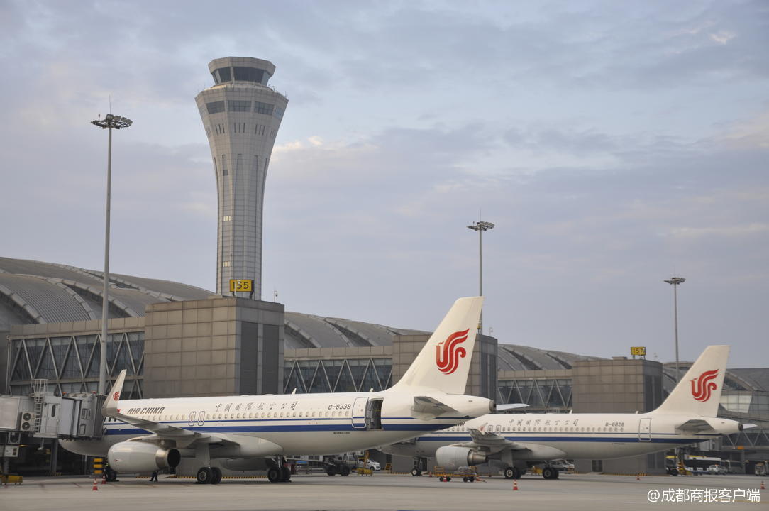 成都机场迎来节前出行高峰 明后天部分航线或"一票难求"