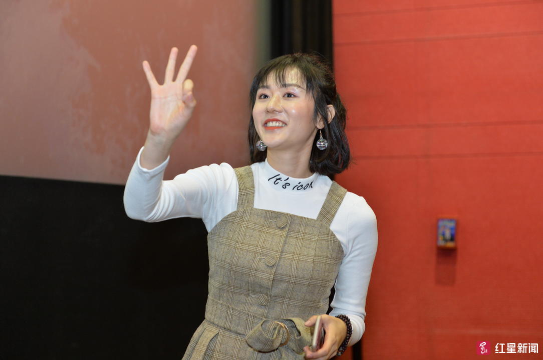 演员曹琦90后新人演员曹琦说,自己是一个吃货,最喜欢火锅,所以听说