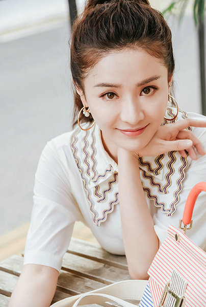 贡米活力夏日写真曝光 尽显甜美个性-新浪汽车