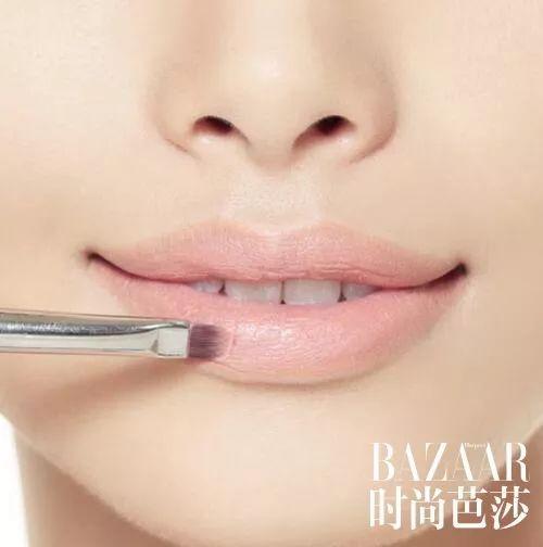 勾勒上扬嘴角用唇线笔或者唇刷沾取口红来延长嘴角,方向微微向上延长