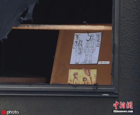 当地时间2019年7月21日，日本知名动画制作公司“京都动画”的工作室发生火灾后的现场图，烧毁的窗户边还有动漫草稿。 图片来源：ICphoto