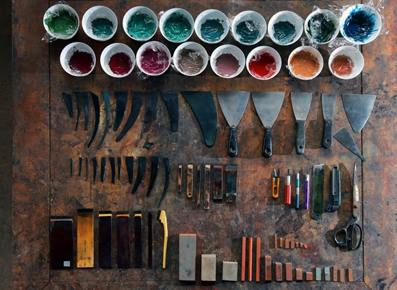 专业是室内设计,但由于各专业报考不均衡原因,他被调剂到现代漆画专业