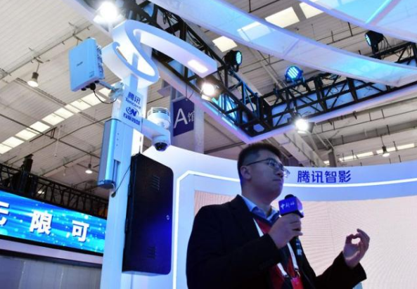 ▲2019世界5G大会上，一名记者正在直播介绍5G智能灯杆。图片来自新京报