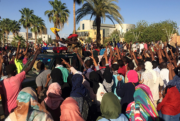 当地时间2019年4月6日，苏丹喀土穆，当地集会抗议现场。视觉中国 图