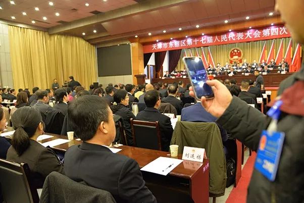 市委领导正开会一企业副总打瞌睡被责令当场起立检讨