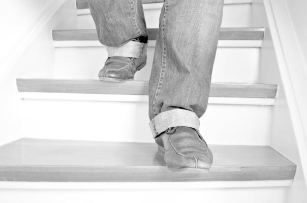 下楼梯两条腿哆嗦是怎么回事?