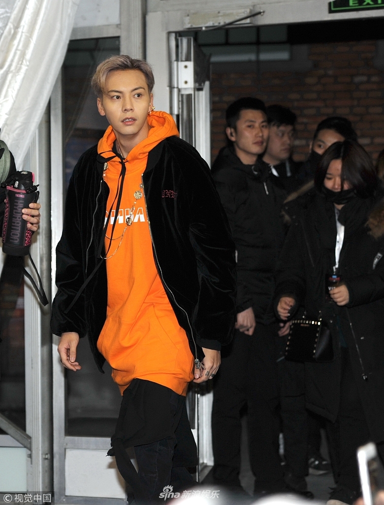 陈伟霆橘色卫衣嘻哈范儿 无名指戴戒指秀"w"纹身