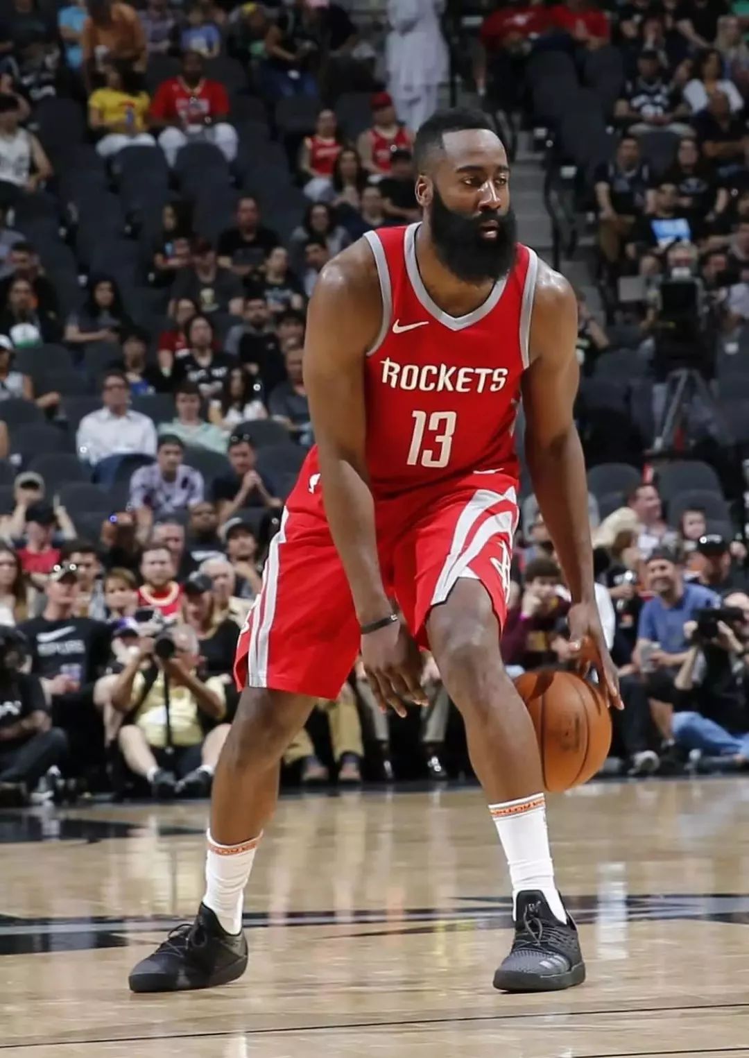 哈登的得分还用看吗?醒来又是一个后撤步三分.