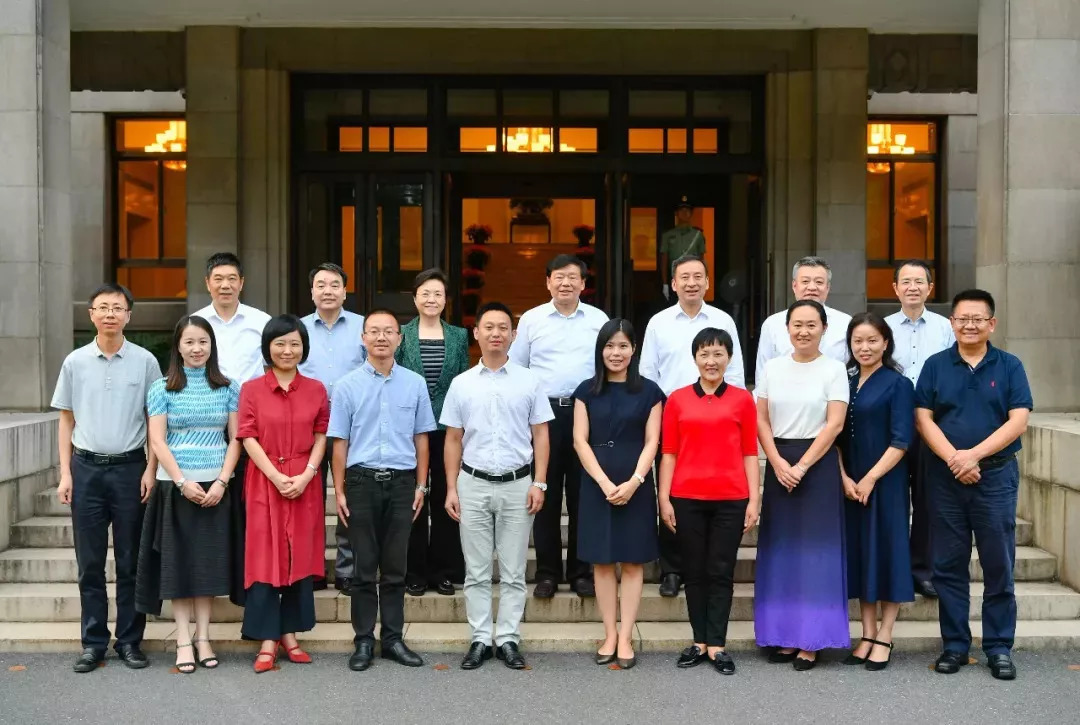 9月9日,教师节前一天,一张合影照刷爆了许多人的朋友圈.