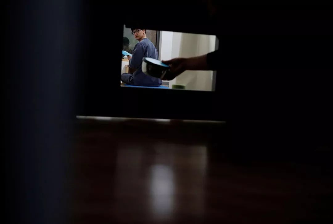 韩国人为逃离压力 不带手机花钱蹲监狱放松