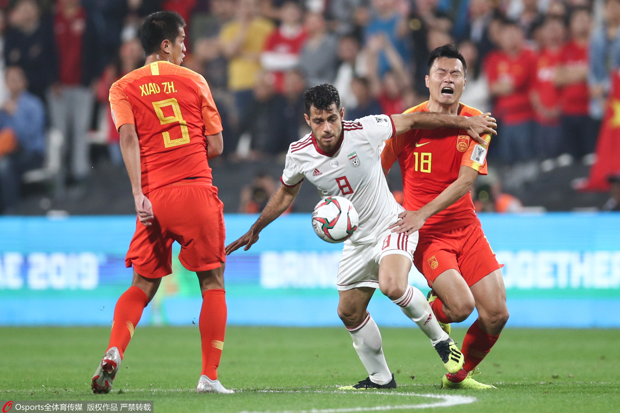 国足在与伊朗队的身体对抗中处于下风。图/Osports