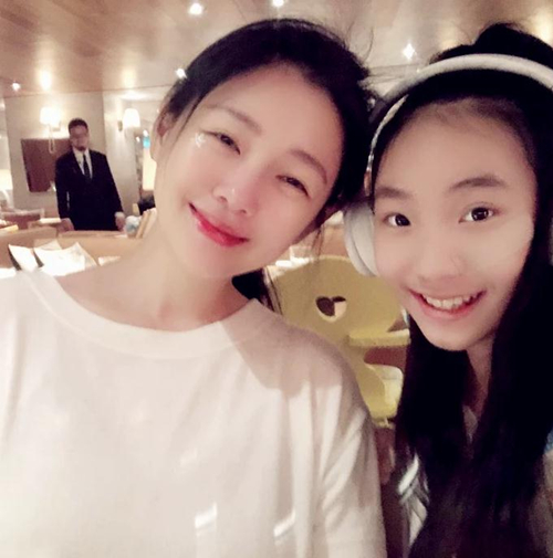 大S为小S二女儿庆祝生日，三姐妹同框她颜值最高