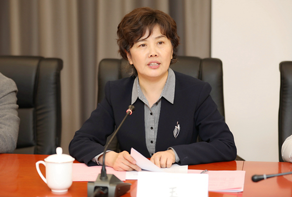 市人大常委会党组成员,副主任李玉娟主持会议