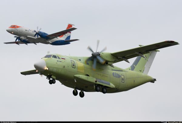 资料图片：伊尔-112V运输机（近）与伊尔-114LL“飞行实验室”伴飞机（远）。（图片来源于网络）