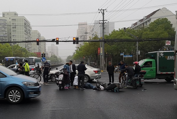 大雾天早高峰:虹口同一路段连发两起交通事故|虹口|交通事故|曲阳