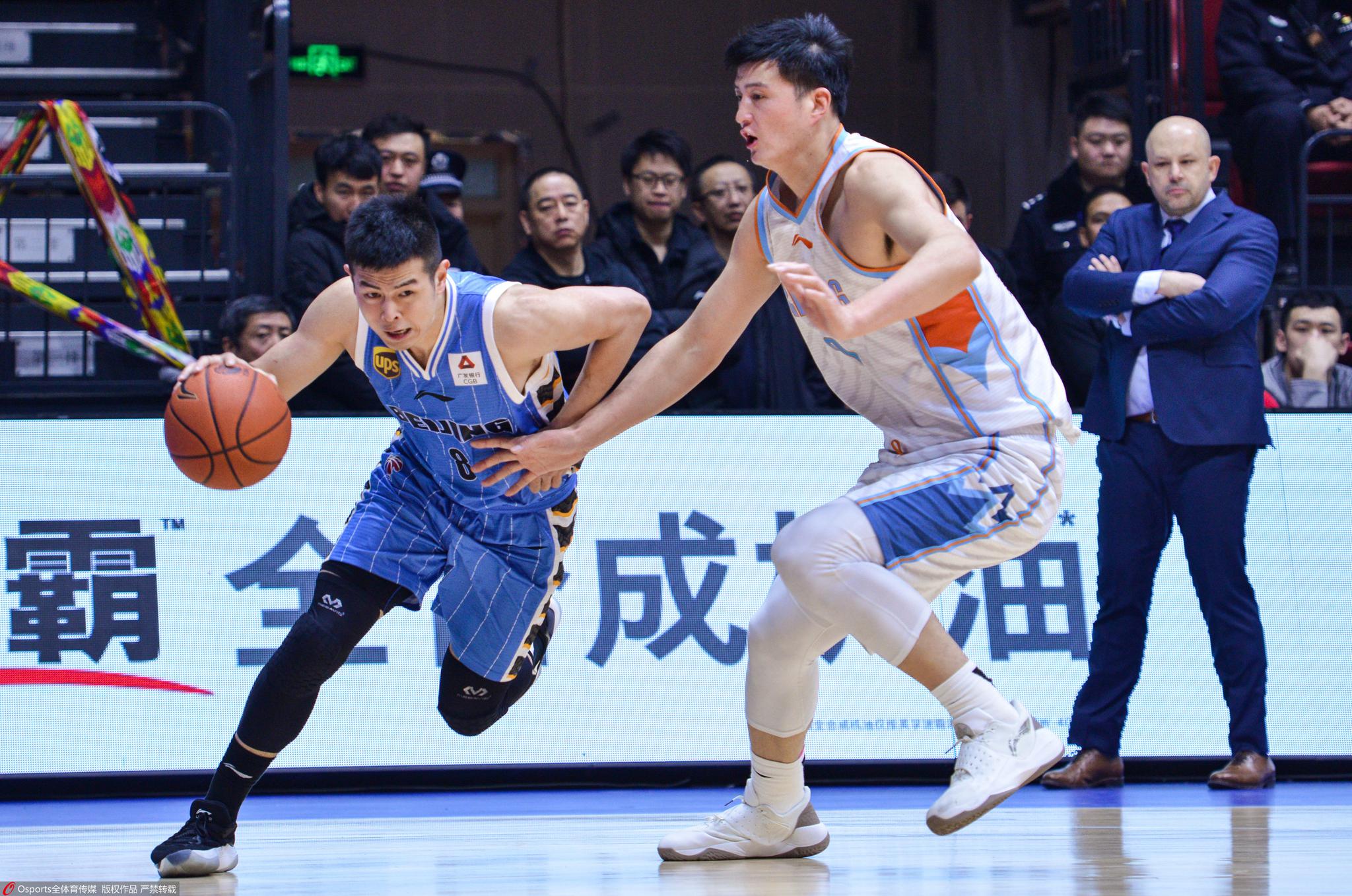 大汉抢8个篮板竟是首钢最多方硕复苏添战力