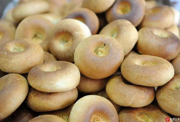 新时代幸福美丽新边疆小油馕牛奶馕造型馕新疆馕触网跃上大舞台