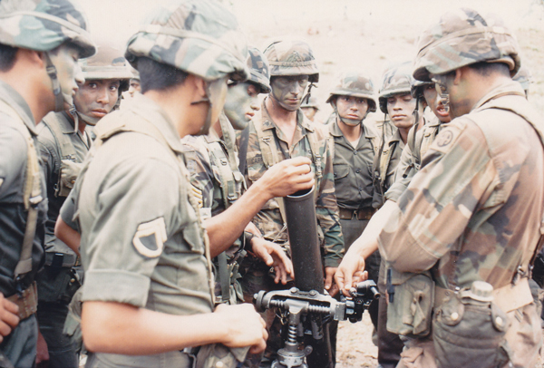 1988年，美军教授洪都拉斯士兵使用迫击炮，该国曾是美国在拉美反游击战的中枢 图源：美国国防部国家档案