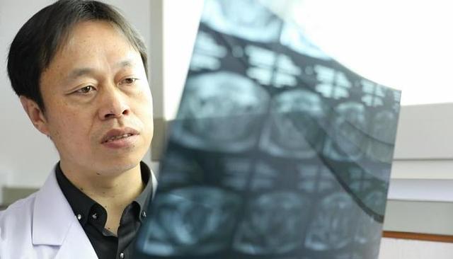 "陈明聪是该院肿瘤放疗二科的主任医师,他对患者很耐心.