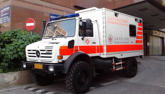 加油站偶遇京a00001,2.8米的乌尼莫克,看上去霸气,国内罕见