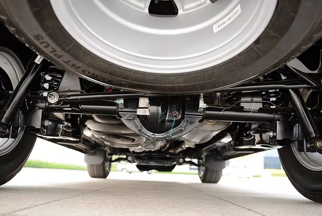 了非承载式车身,悬架采用前双叉臂式独立悬挂,后五连杆加整体桥悬挂