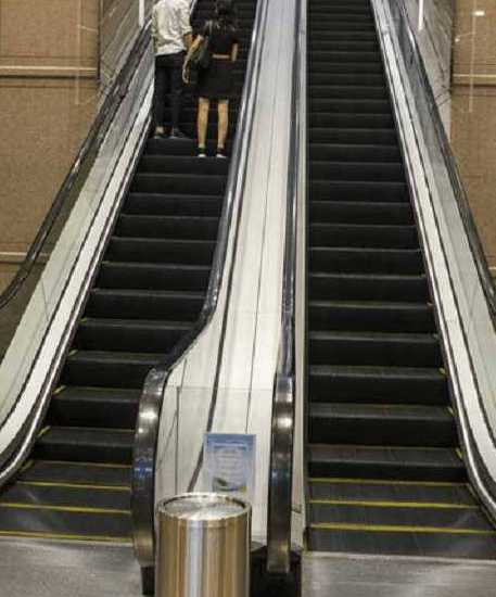 手扶电梯上的刷子不能刷鞋? 网友: 没被夹死真是万幸