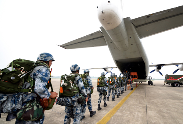 我空军空降兵组织首次空降机步营全要素空降作战演练