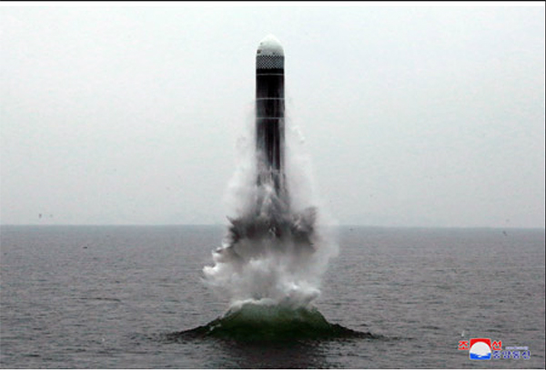 “北极星”-3导弹出水。