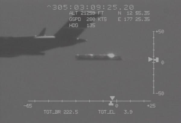 原料图片:C-17运输机空投靶弹。(图片来源于网络)