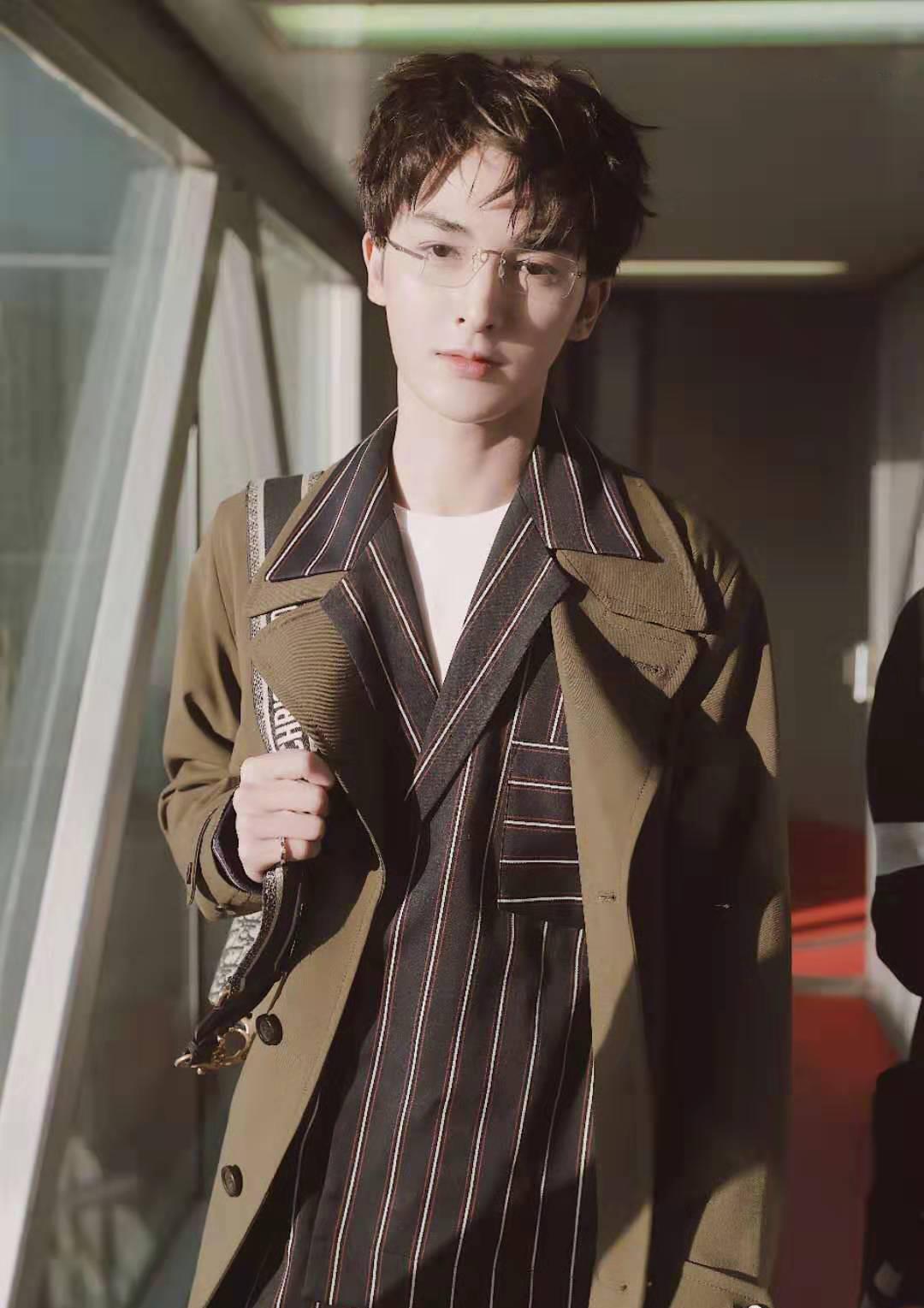 朱正廷机场现身,戴眼镜显书生气,衣品获网友点赞!