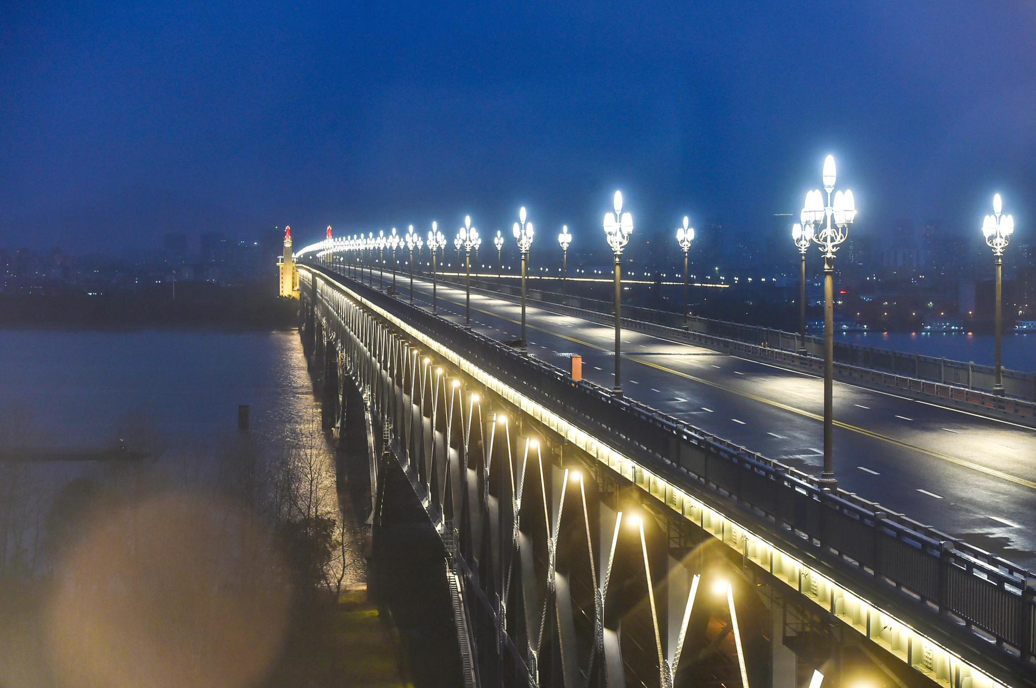 刚刚南京长江大桥全线亮灯你知道天堑飞虹背后的故事吗